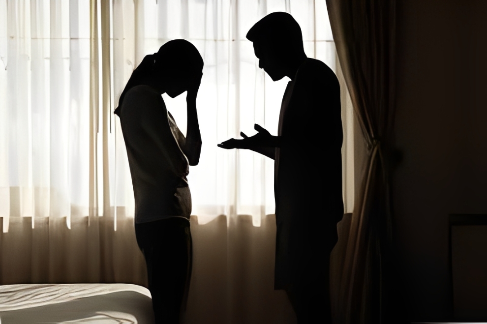 Casal distante no sofá representando conflito no relacionamento